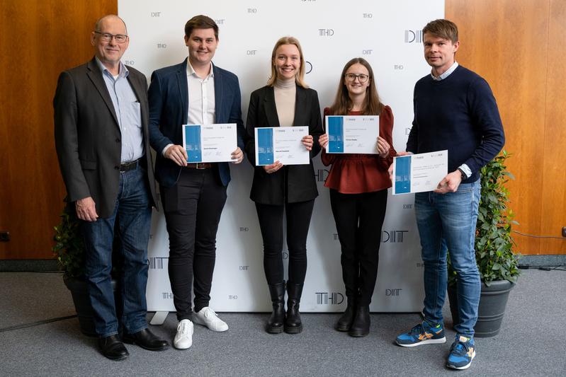 THD-Präsident Prof. Dr. Peter Sperber mit Stipendiat Daniel Klessinger sowie den beiden Stipendiatinnen Hannah Swoboda und Verena Stadler. Rechts im Bild Christian Meyer, Personalreferent der InfraServ GmbH & Co. Gendorf KG. 