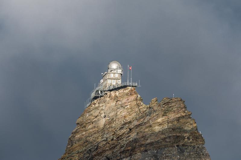 Die Höhenforschungsstation Jungfraujoch liegt auf einem Bergsattel in den Schweizer Zentralalpen zwischen der Jungfrau (3580 m ü.M.) im Westen und der Mönch (4099 m ü.M.) im Osten. Forschern zufolge gefährden die Emissionen dieser FCKW die Erholung der