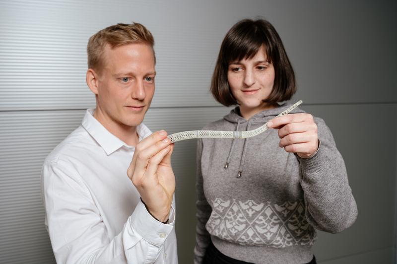 Doctoral student Yannik Goergen (l.) developed the bionic trunk as part of his PhD research work. Rawan Barakat is currently working on biomimetic soft robots as part of her Master's degree project.