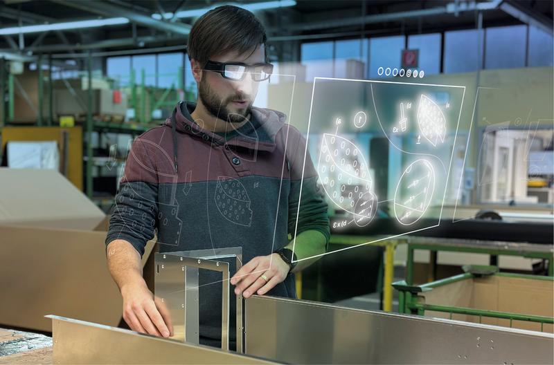 Bauteilmontage mit Augmented Reality: Westaflex testet die Technologie über Datenbrillen. Ein Brillenglas wirft den Monteur:innen zusätzliche Informationen als 2D-Grafiken ins Blickfeld. 
