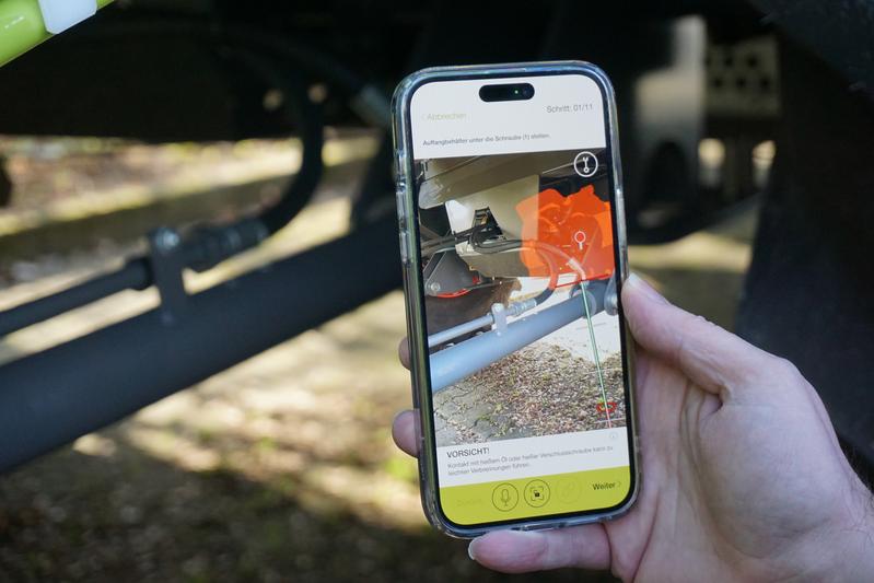 Mähdrescher-Wartung mit Augmented Reality: CLAAS erprobt den Einsatz von AR-Apps zur Unterstützung der Wartung komplexer Maschinen. Über ihre iPhones werden Service-Techniker:innen an die relevanten Stellen der Mähdrescher navigiert.