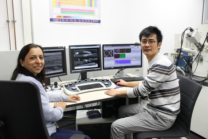 Prof. Dr. Seema Agarwal (links) und Dr. Xiaojian Liao (rechts) bei der Analyse von rasterelektronenmikroskopischen Aufnahmen von Verbundvliesen, deren Fasern aus Kohlenstoff und Keramik bestehen.