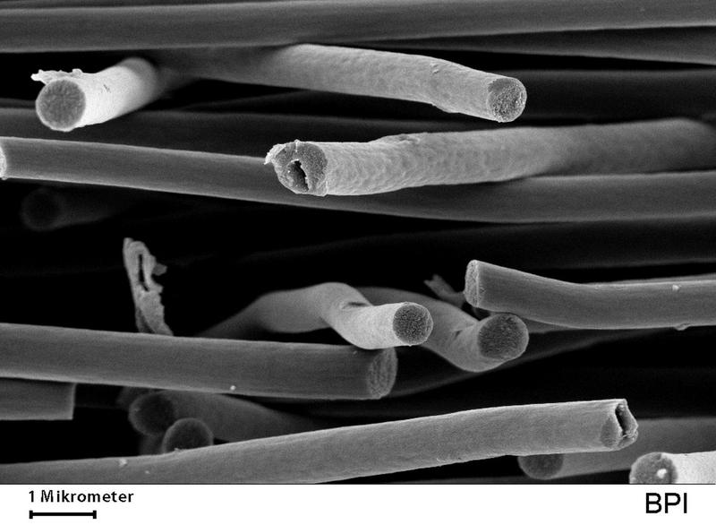 Rasterelektronenmikroskopische Aufnahme von Fasern im neuen elektrogesponnenen Vliesstoff.