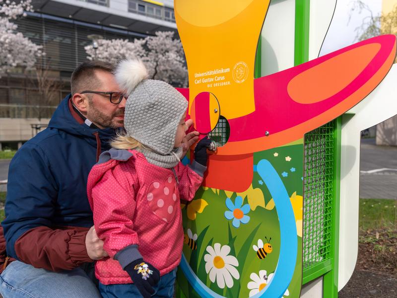 Martha traut sich und trennt sich von ihrem Schnuller. Den wirft das dreieinhalbjährige Mädchen in den neuen Schnullerkasten am Uniklinikum Dresden. Foto: UKD/Marc Eisele
