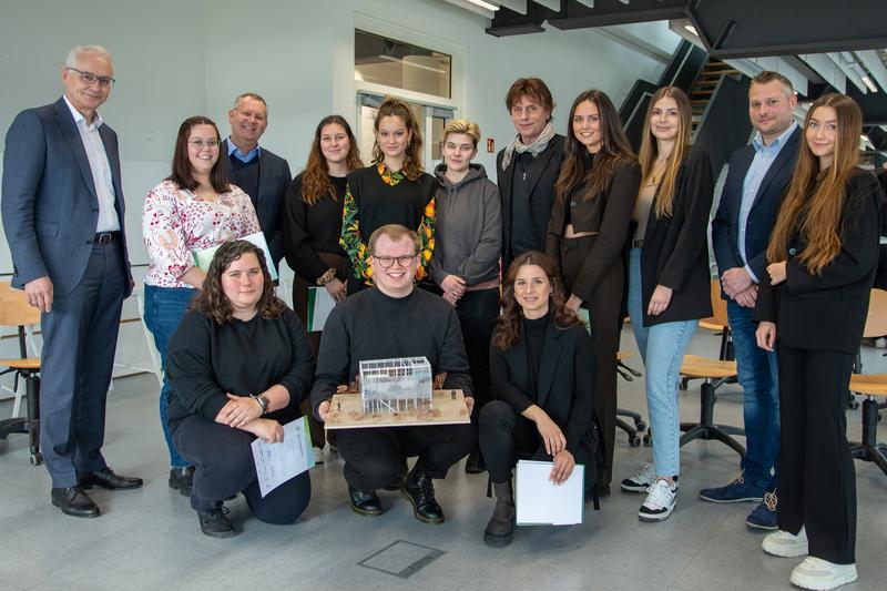 Alle Preisträgerinnen und Preisträger kamen in einer Feierstunde mit der Jury, bestehend aus Hochschulpräsident Prof. Dr. Karl Stoffel, Prof. Ulof Rückert, Prof. Georg Poensgen und Raphael Dupierry, zusammen und präsentieren noch einmal die Entwürfe.