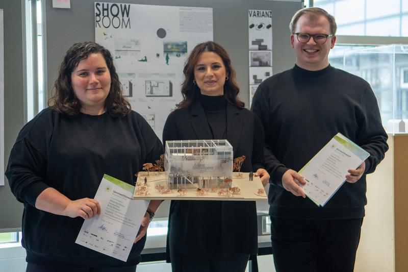 Der Sieger-Entwurf für den Showroom: Die Studierenden Nelly Thienen, Tamara Frey und Niklas Brockhaus (von links) konnten die Jury mit ihrem Entwurf überzeugen.