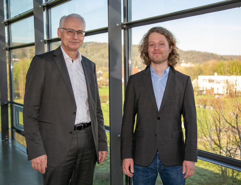 Prof. Dr. Karl Stoffel (links), Präsident der Hochschule Koblenz, und Dr. Anselm Hudde bei der Ernennung. 