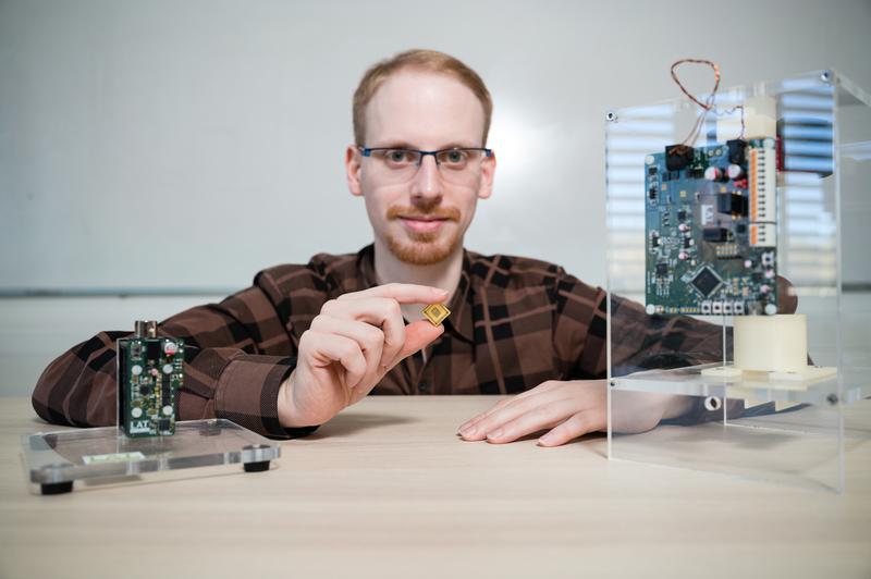 New technology is making it possible to control valves and locking devices without the need for any additional sensors.  Niklas König (photo), a doctoral student in Matthias Nienhaus' group, is currently researching these systems as part of his PhD.