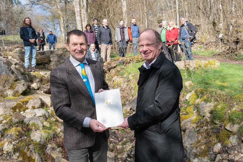 Im Farntal verabschiedet Uni-Präsident Prof. Michael Weber (rechts) den langjährigen Leiter des Botanischen Gartens Prof. Marian Kazda 