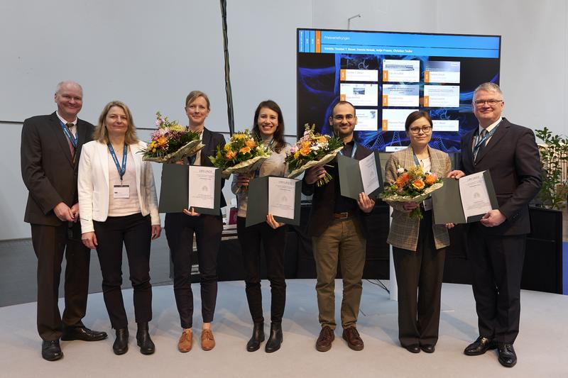 Freuen sich über die Posterpreise (v.l.): Jurymitglieder Prof. Dennis Nowak und Prof. Antje Prasse, Gewinner Dr. Inga Jarosch, Dr. Toki Anna Bolt, Dr. Mustafa Abdo und Nataliia Artysh sowie Juror Prof. Torsten Bauer, Past-Präsident der DGP.