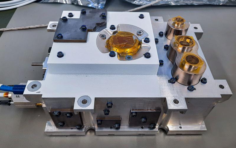 Das fertige Messgerät RADEM mit seinen vier Detektoren. Die drei gelben Flächen rechts registrieren jeweils eine Teilchensorte: hochenergetische Elektronen, schwere Ionen sowie Protonen (von oben nach unten).