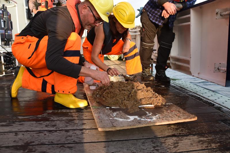 Dr. Matthias Brenner and Dr. Ute Marx from the Alfred Wegener Institute examine sediment samples.