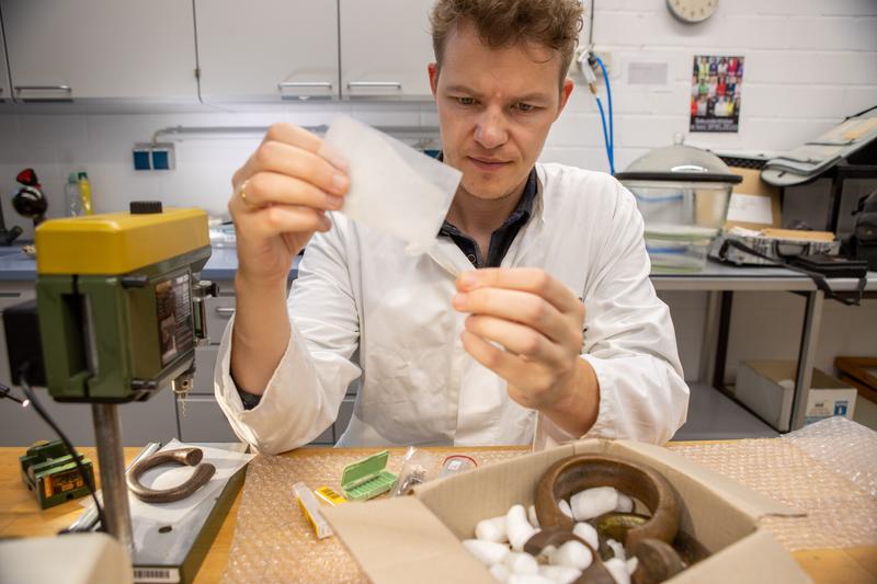 Dr. Tobias Skowronek bei der Probennahme von Manillen im Forschungslabor des Deutschen Bergbau-Museums Bochum. 