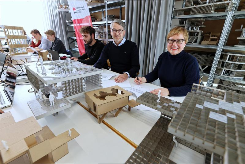 Thilo Gollan und Yvonne Plaul unterzeichnen den Mietvertrag für das neue Atelier auf dem Werftquartier Lübeck. 