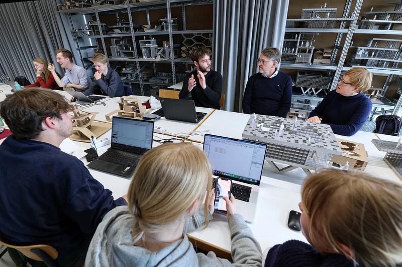 Thilo Gollan (2.v.r.) und Yvonne Plaul (r.) unterhalten sich mit einem Studenten der TH Lübeck über sein aktuelles Projekt aus dem Architektur-Studium.
