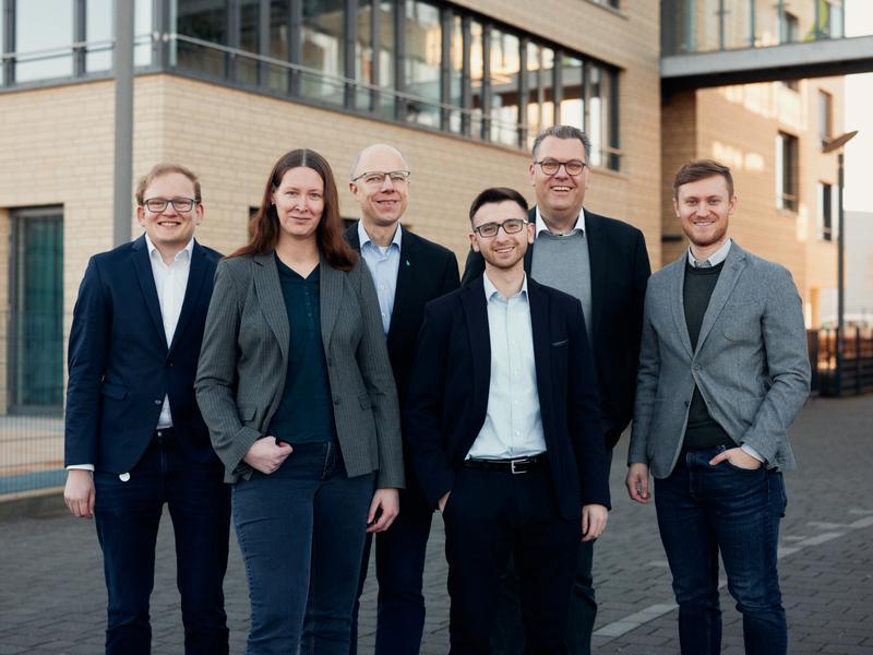 Wissenstransfer: Die FH kooperiert mit Software-Spezialist Connext Communication GmbH. (v.l.n.r.) Dr. Michael Feldmann, Yvonne Weber, Prof. Dr. Wolfram Schenck, Julien Maarten Akay, Björn Gorniak und Thomas Plet. 
