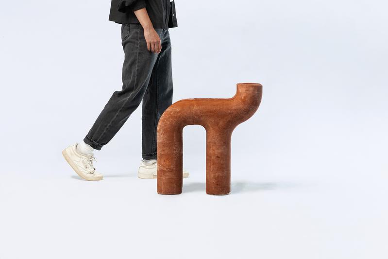 Das Sitzmöbel »The Essence of Biocement« ist aus emissionfrei herstellbarem Biozement gefertigt.