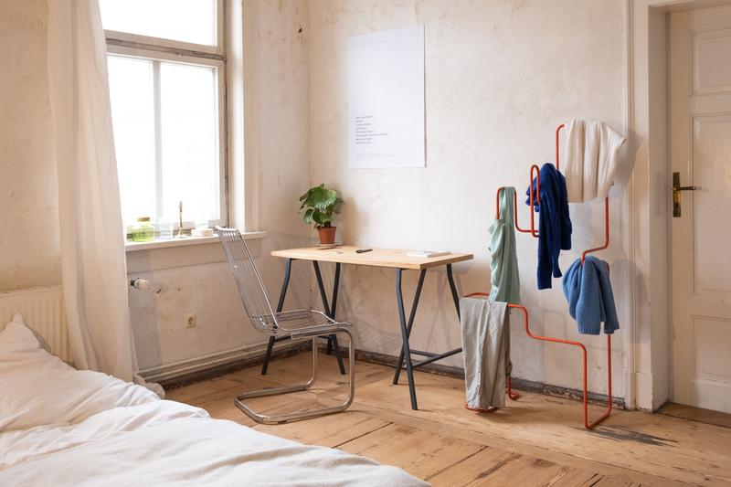 Not only are the clothes visible, but they also air out well by the way. This contributes to washing clothes less frequently and unnecessarily.