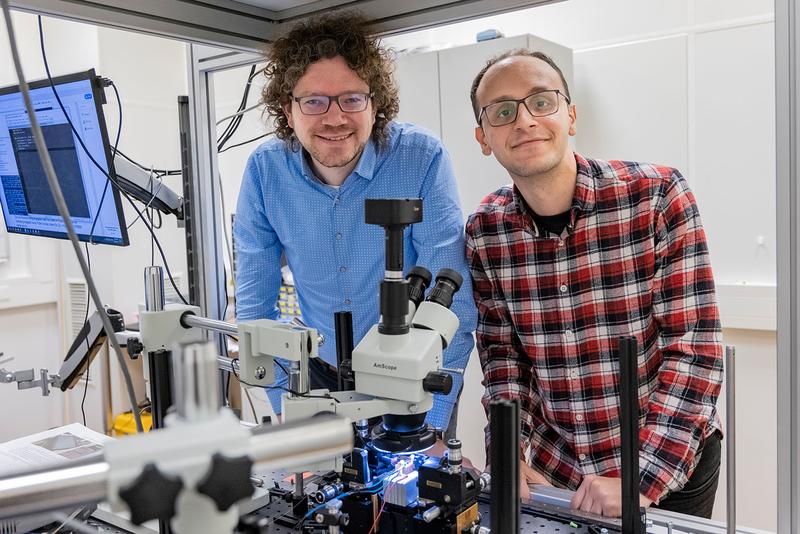 Prof. Dr. Michael Kues (left), head of the Institute of Photonics (IOP) and board member in the Cluster of Excellence PhoenixD at Leibniz University Hannover, and Muhamed Sewidan (PhD student) in the laser lab of the institute.