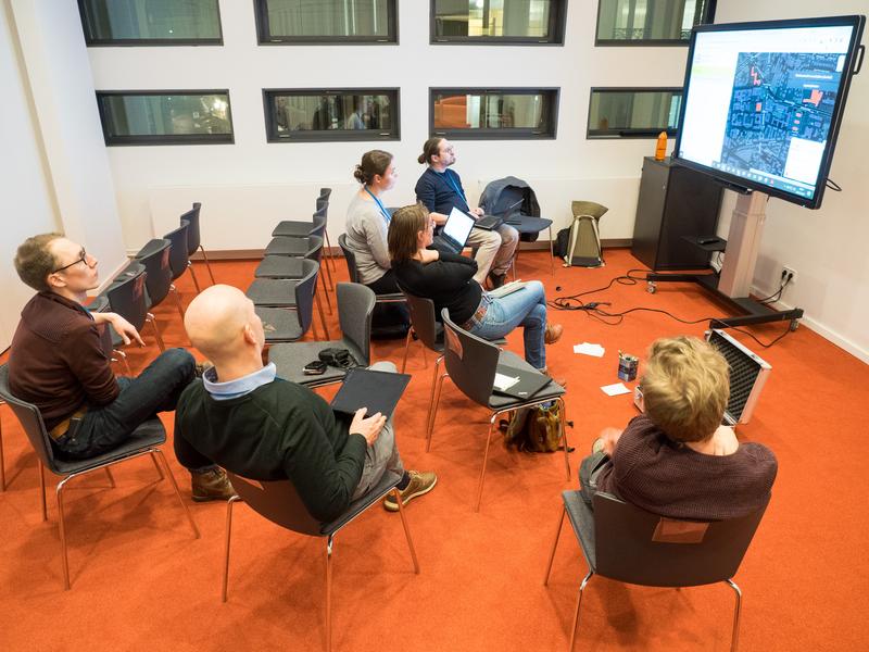 Bei einem Indoor-Mapathon am 19. April in der SLUB Dresden erfahren Interessierte, wie sie auch vom heimischen Schreibtisch aus Gebäude-Merkmale zur Citizen-Science-Plattform "Colouring Dresden" beitragen können.