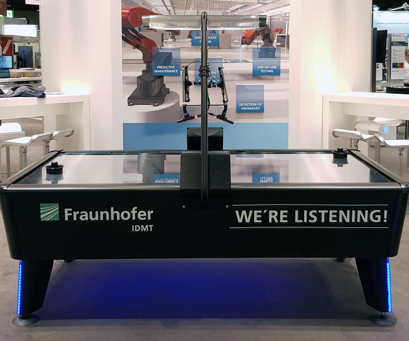 Der Air-Hockey-Tisch des Fraunhofer IDMT Ilmenau demonstriert auf der Hannovermesse, wie die akustische Ereigniserkennung in einer realen Umgebung funktionieren kann.