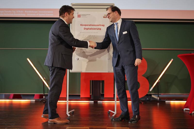 Der Oberbürgermeister der Stadt Brandenburg an der Havel und der Präsident der Technischen Hochschule Brandenburg haben einen Kooperationsvortrag unterzeichnet, um die Digitalisierungsprozesse in der Stadtverwaltung