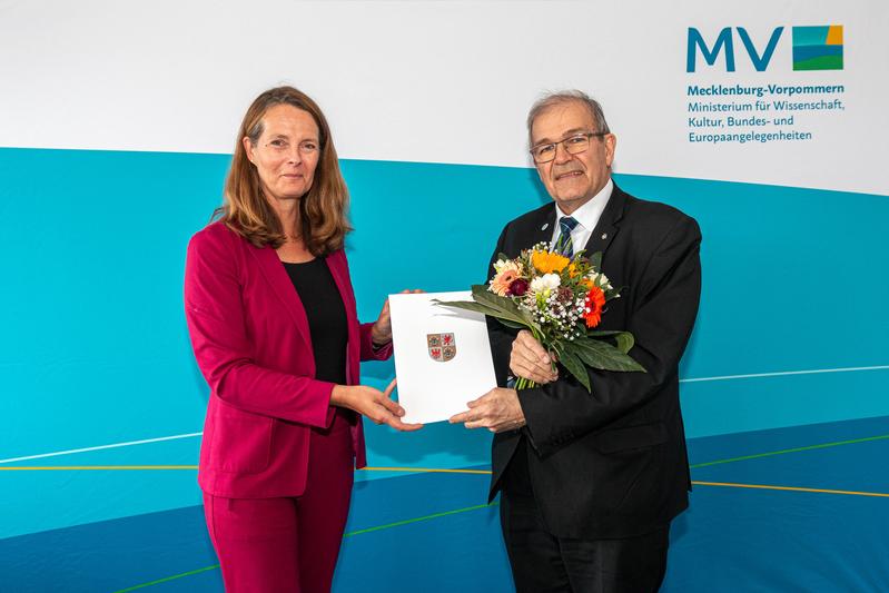 Wissenschaftsministerin Bettina Martin überreicht Prof. Dr. Wolfgang Schareck die Ruhestandsurkunde