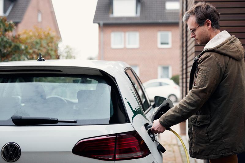 Dr. Michael Kelker hat eine Lösung für das sichere Laden von Elektrofahrzeugen entwickelt, in dem er zwei KI-Systeme miteinander koppelt.