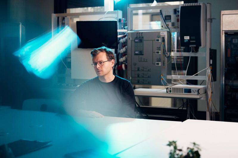 Im Labor der Arbeitsgruppe lassen sich digitale Signale der Computersimulationen umwandeln in echten Strom.