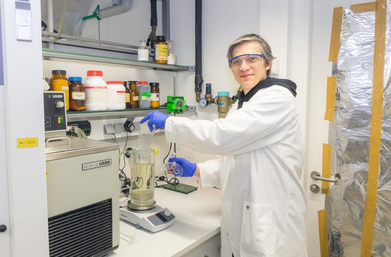 Dr. Christian Sonnendecker vom Institut für Analytische Chemie der Universität Leipzig bei der Arbeit im Labor.