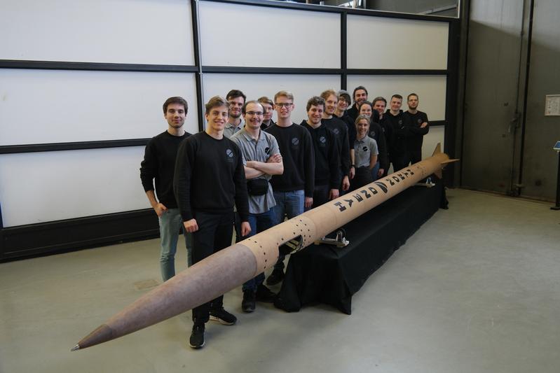 Die Hochschulgruppe HyEnD der Universität Stuttgart mit der selbstgefertigten Rakete N2ORTH.