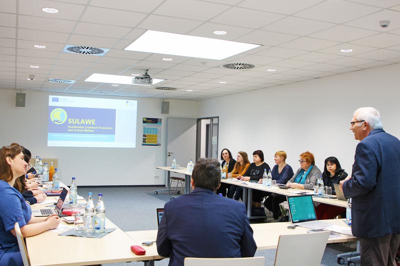 Prof. Dr. Heinrich Schüle (rechts) begrüßt die SULAWE-Projektpartner an der HfWU in Nürtingen.