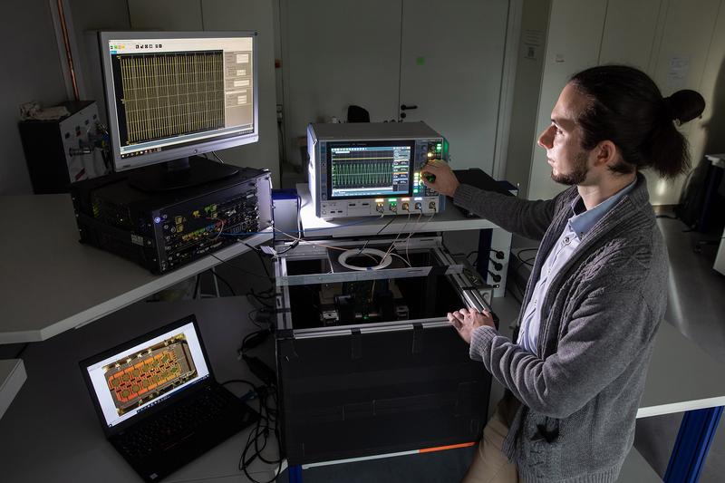 Ein Diamantbasierter-Quantensensor mit chipintegrierter Elektronik, die im Rahmen des Zukunftsclusters QSens entwickelt wurde.