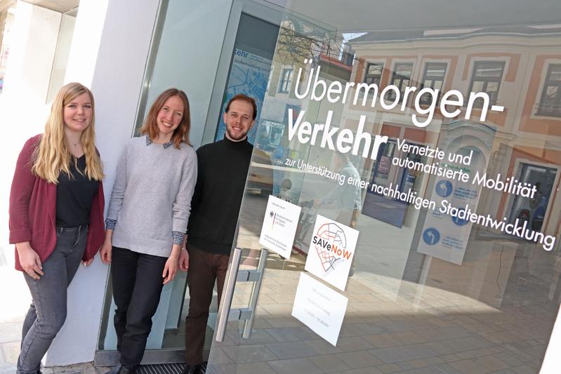  Mitten in der Ingolstädter Fußgängerzone lädt die Wissenschaftsgalerie Bürgerinnen und Bürger dazu ein, sich über die Mobilität der Zukunft zu informieren und diese aktiv mitzugestalten. 