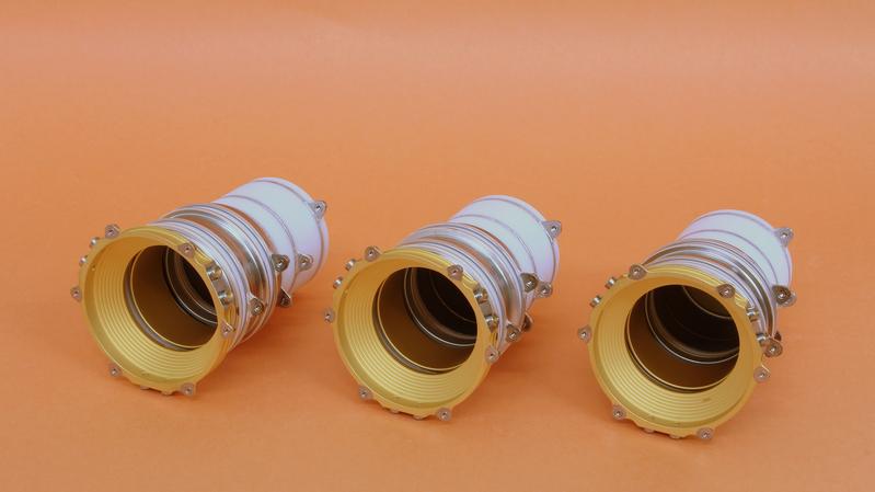 Eines dieser Bauteile macht sich gleich auf den langen Weg zum Jupiter. Dieses sogenannte Reflektron wurde an der Empa hergestellt und erfüllt höchste technische Anforderungen. 