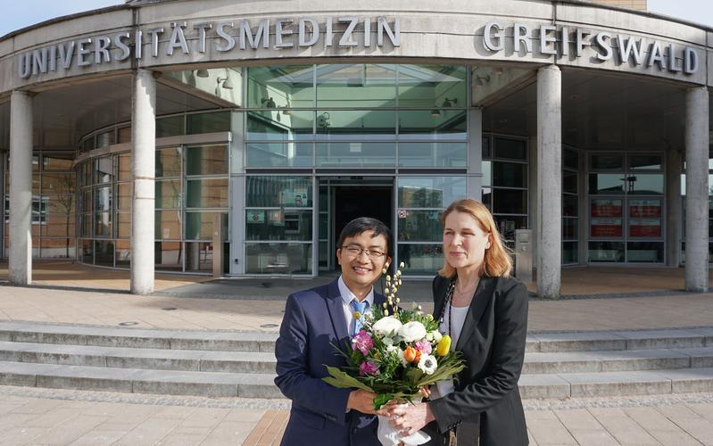 Quang Trung Tran (MD/PhD-Kandidat) und Prof. Dr. Elke Krüger (Vorsitzende der Promotionskommission PhD, MD/PhD, DMD/PhD)