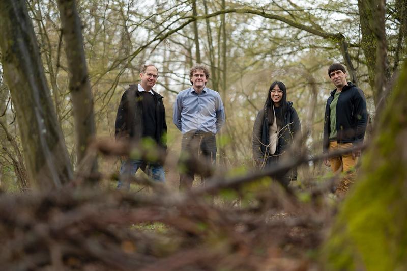 Forschende aus der Bioanalytik der Hochschule Coburg untersuchten den Abbau von Plastik-Alternativen im Wald: Prof. Dr. Matthias Noll, Dr. Olaf Schröder, Benjawan Tanunchai, Prof. Dr. Stefan Kalkhof 