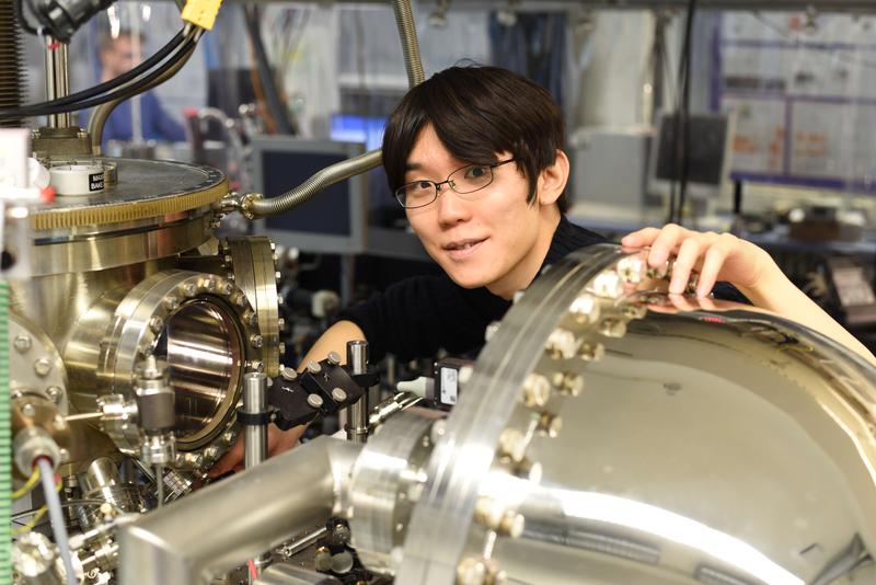 Marburg physicist Dr. Suguru Ito performed the measurements on an ultra-high vacuum apparatus that demonstrated the rapid build-up of exotic quantum states.