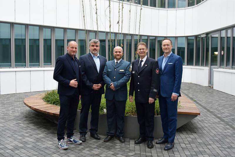 (v.l.) Prof. Dr. René Thiele, Sebastian von Behren, Elias J. Spreiter, Stefan Cornel und Prof. Dr. Lars Wellejus.