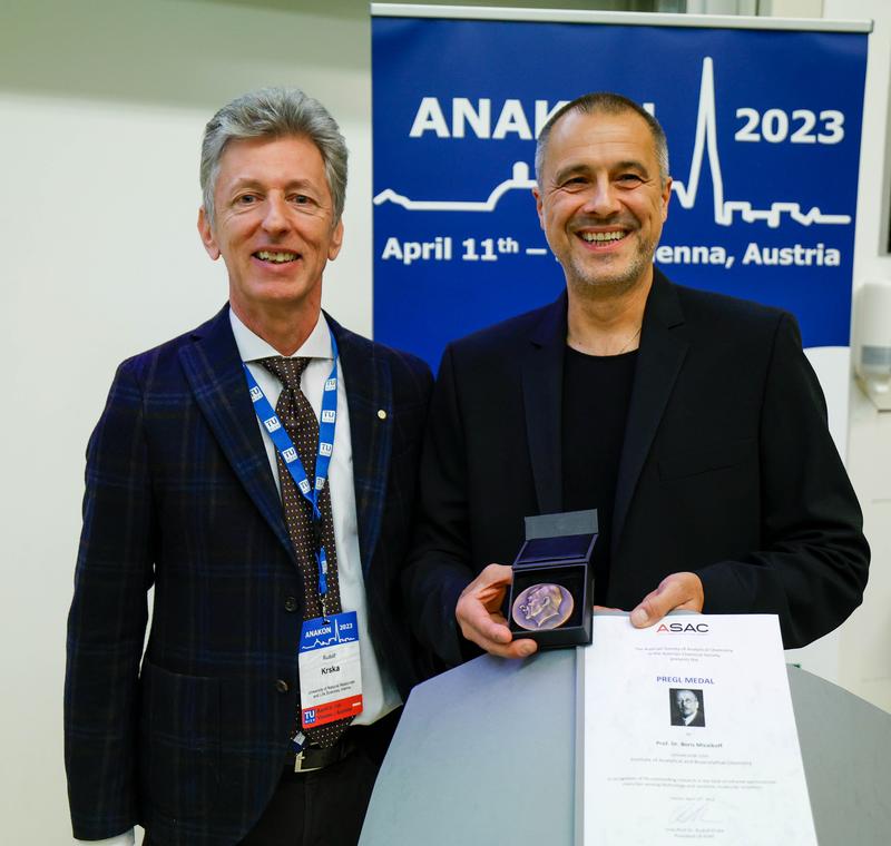 Prof. Rudolf Krska (links), Präsident der ASAC, übergibt Prof. Boris Mizaikoff die Pregl-Medaille 