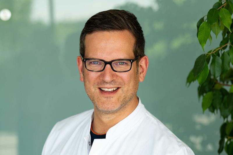 Prof. Dr. Florian Seyfried hat die neue Professur für die Chirurgie des oberen Gastrointestinaltrakts und bariatrische Chirurgie an der Julius-Maximilians-Universität Würzburg erhalten.