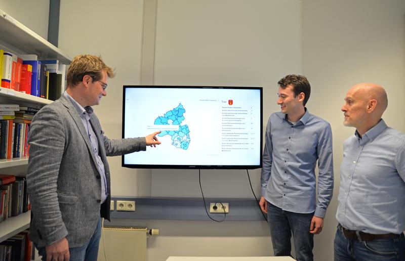 Der an der Universität Trier erstellte Mittelstandsatlas zeigt die Verteilung der Hidden Champions in Rheinland-Pfalz. Im Bild (v.l.): Jörn Block, Tom Willeke und Holger Steinmetz 