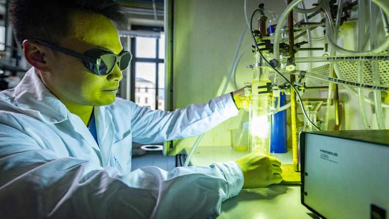  Durch die Bestrahlung mit Licht konnte das Forschungsteam nachweisen, dass die neuen homoaromatischen Moleküle auch als Photoschalter reagieren.