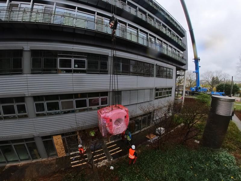 Der neue MRT wird an seinen Platz im Untergeschoss von Haus 21 am Universitätsklinikum Dresden gehoben. 