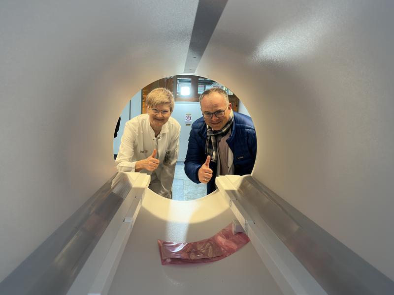 Prof. Ralf-Thorsten Hoffmann, Direktor am Institut für diagnostische und interventionelle Radiologie, und Dr. Gabriele Hahn, Oberärztin der Kinderradiologie, freuen sich über den neuen MRT.
