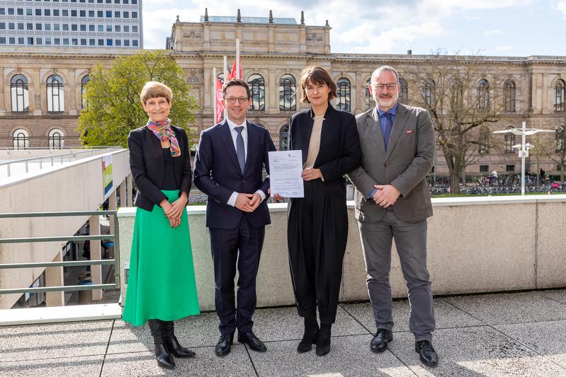 (v.l.) TU-Präsidentin Angela Ittel, Niedersachsens Minister für Wissenschaft und Kultur Falko Mohrs, ZKfN-Geschäftsführerin Katharina Beckmann und der Vizepräsident für Digitalisierung und Nachhaltigkeit (m.d.W.d.G.b.) Prof. Manfred Krafczyk.