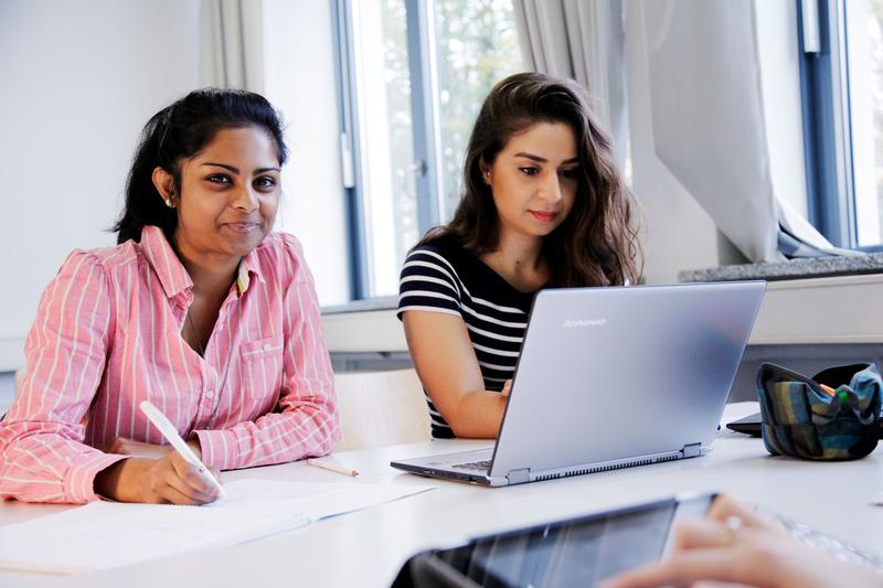 In digitalen Selbstlernkursen können die Interessierten Grundkenntnisse in Informatik und Mathematik wiederholen und erweitern. 