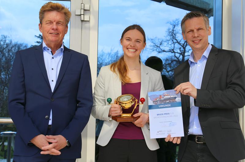 Der mit 5.000 Euro dotierte BRIESE-Preis 2022 wurde heute an Luisa von Albedyll (Mitte) vom Alfred-Wegener-Institut für Polar- und Meeresforschung (AWI) verliehen. Kapitän Klaus Küper (l.) von der BRIESE-Reederei, IOW-Direktor Oliver Zielinski (r.)