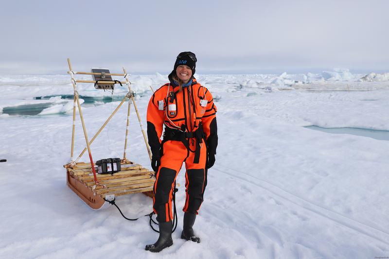 BRIESE-Preisträgerin Luisa von Albedyll war Teilnehmerin der großen, internationalen Arktisexpedition MOSAiC mit dem Forschungsschiff POLARSTERN. Die dort gewonnenen Daten zur Eisdicke und den begleitenden Umweltparametern flossen in ihre Doktorabeit ein.