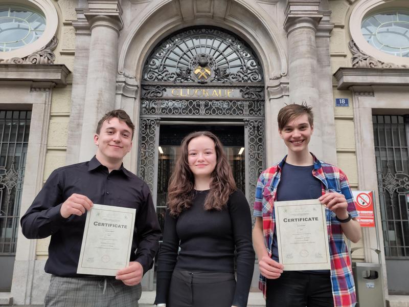 Sie haben am Wochenende in Österreich in einem spannenden Physikwettbewerb für Deutschland die Silbermedaille errungen (v.l.n.r): Jan Peter Küllmar (17) aus Kassel, Arina Anzupow aus Frankfurt am Main sowie Richard Bonello aus Berlin.